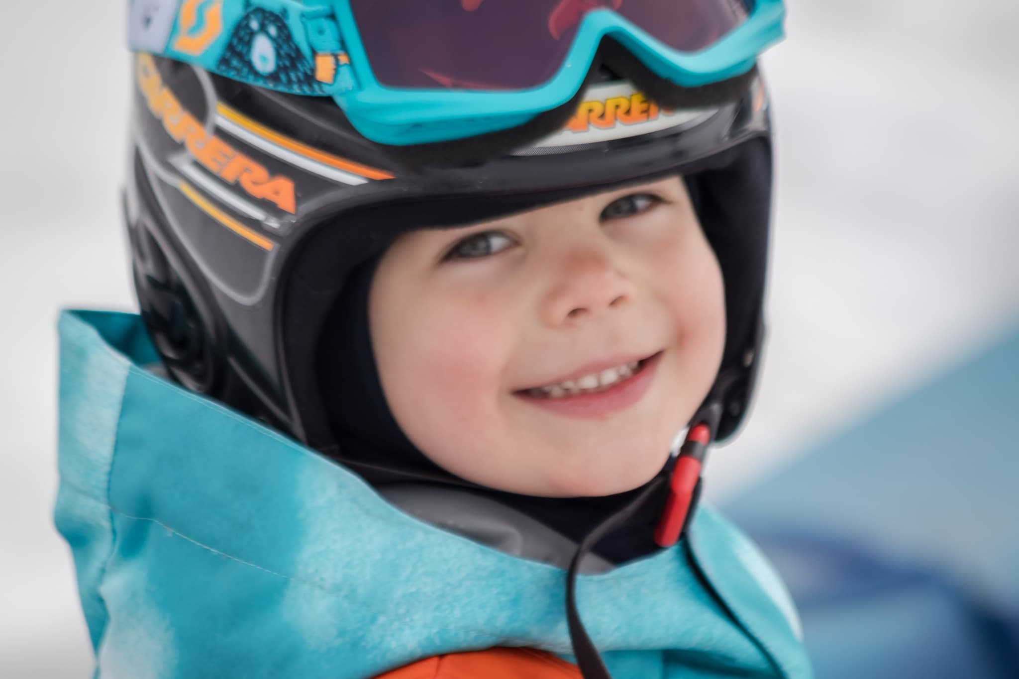 Copil fericit învățând să schieze la Platoul Soarelui